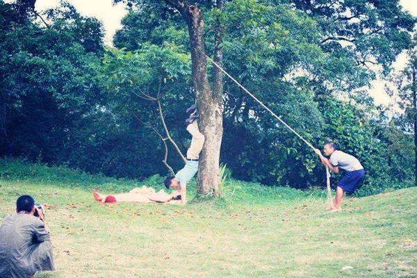 Đu dây, đánh đu trong rừng để sáng tạo ra các shoot hình không "đụng hàng". Người phụ giúp rất vất vả khi phải oặt ẹo, lăn lê nếu bức hình sắp đặt phức tạp.