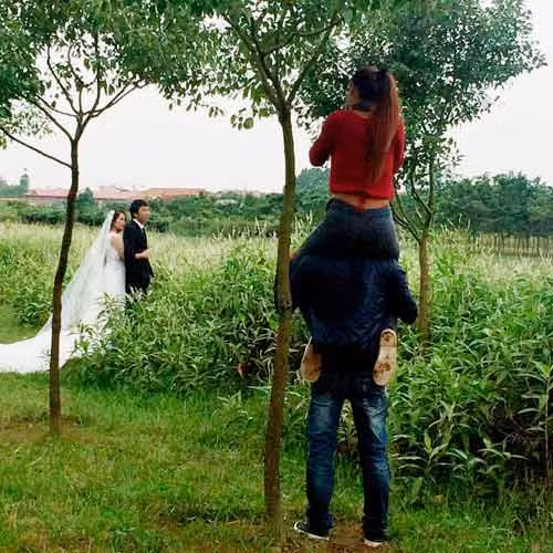 Cười đau bụng với cảnh hậu trường chụp ảnh trèo leo, bắn tỉa từ xa để chớp khoảnh khắc trong bộ ảnh cưới.