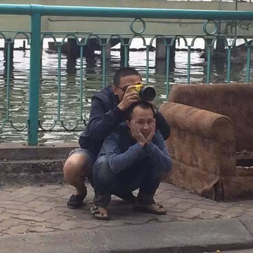 Có một sự đối lập cực kỳ hài hước, nếu như chủ nhân của những concept hình háo hức chờ đón các bức ảnh đẹp nhất thì cộng đồng mạng lại "rạo rực" chờ mong ảnh hậu trường bá đạo với các tư thế khó đỡ của ê kíp thực hiện .