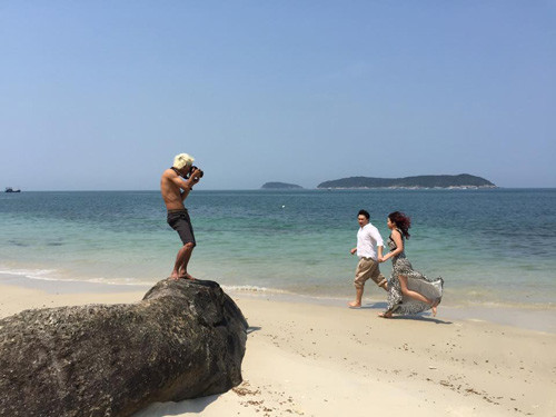 Khoe lưng trần nâu sậm trước biển mênh mông, anh phó nháy trông quá chất.