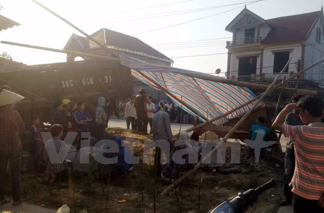 Xe tai dam truc dien xe may, mot nguoi chet tai cho