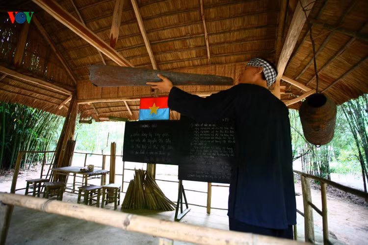 Trạm thông tin. Nơi đây liên tục cập nhật tình hình cuộc sống, chiến đấu của người dân và chiến sự trên khắp vùng miền.