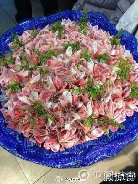 Dù đang trở thành một trào lưu phổ biến ở Trung Quốc, nhưng tiền cuốn hoa cũng bị rất nhiều người chê bai. Những người tặng kiểu hoa này cho người khác cũng bị gán mác "khoe của", "chơi ngông".