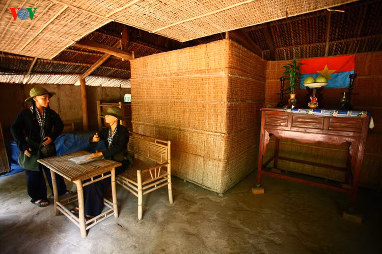 Trong một ngôi nhà vùng giải phóng. Bàn thờ treo cờ của Mặt trận dân tộc giải phóng Miền Nam.