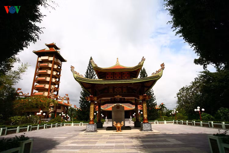 Trong khu địa đạo Bến Dược, còn có quần thể đền tưởng niệm Bến Dược. Đền Bến Dược - Củ Chi là nơi tưởng niệm những anh hùng liệt sỹ của Việt Minh và Mặt trận dân tộc giải phóng Miền Nam hy sinh trong cuộc kháng chiến chống Pháp và chống Mỹ.