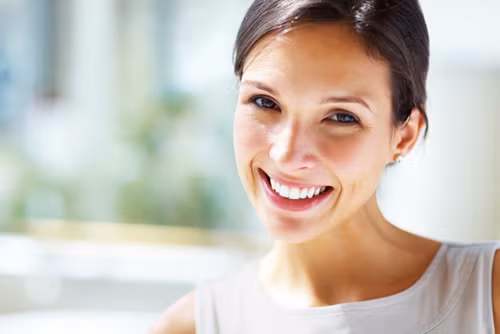 6. Bảo vệ sức khỏe răng miệng. Nhai lá trầu không có thể đánh bay mùi hôi miệng. Chúng còn góp phần làm dịu các cơn đau răng. Tuy nhiên, bạn đừng quên đánh răng sau khi nhai lá trầu không. Ngoài ra, cũng có thể đun sôi lá trong nước rồi lọc lấy nước súc miệng hàng ngày để giữ vệ sinh cho răng miệng và giúp hơi thở luôn thơm mát.