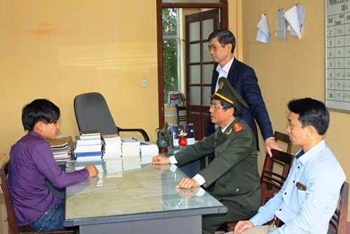 Kinh hoang hoc sinh lop 12 cat co phu nu lay tien tieu Tet-Hinh-2