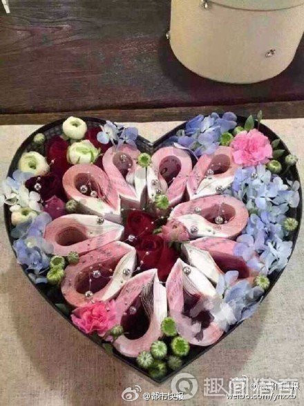 Ngoài hoa cuốn tiền, giới trẻ Trung Quốc còn thịnh hành kiểu tặng hộp tiền trái tim được cuộn, ép, trang trí đẹp mắt. Với những người thực dụng, hộp quà này thực sự ấn tượng nhưng với người đề cao tình cảm, sự chân thành, hộp quà này sẽ chỉ như một... trò hề.