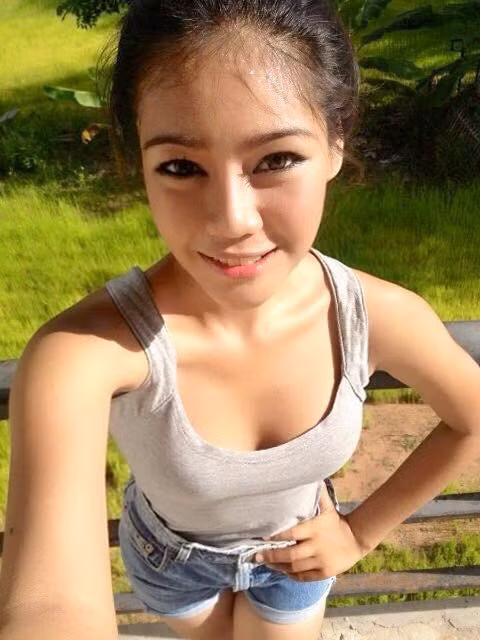 Điểm gây ấn tượng mạnh đầu tiên của Naika Nayika dĩ nhiên là ngoại hình của cô. Cư dân mạng Thái Lan đã sử dụng rất nhiều mỹ từ để mô tả sắc đẹp của nữ bác sĩ xinh đẹp, trẻ tuổi này.