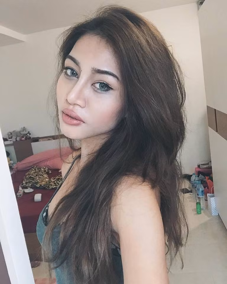 Trên trang cá nhân của của mình, Naika Nayika luôn tỏ ra mình là một cô gái rất thân thiện cởi mở, thích tâm sự và trêu chọc người khác. Ngoài ra cô cũng không ngại chia sẻ những bức ảnh chụp trong các lần làm phẫu thuật thẩm mỹ, sự thay đổi khuôn mặt, vóc dáng để bạn bè, dân mạng cùng xem và thấu hiểu.