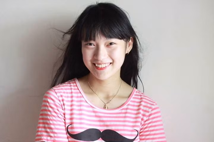 Khánh Vy thực hiện đoạn clip gây sốt trên nhờ sự trợ giúp của một người bạn rất thân. Tuy nhiên, khi được hỏi về khả năng nói 7 thứ tiếng, trong đó có 5 ngoại ngữ khác nhau… Khánh Vy và bạn của cô đã tiết lộ một sự thật gây sốc.