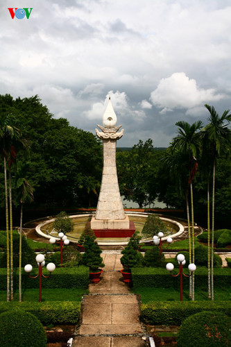 Tượng đài “Hồn thiêng đất nước” nằm phía sau đền Bến Dược. Công trình cao 16m, nặng 243 tấn, được làm bằng đá granit đặt giữa vườn hoa mặt hướng ra sông Sài Gòn. Nội dung được thể hiện qua hình tượng một giọt nước mắt, khái quát về sự đau thương mất mát của bao thế hệ người Việt Nam đã chiến đấu hy sinh để giữ gìn đất nước.