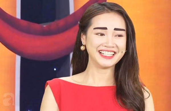 Bạn gái Trường Giang cũng được trải nghiệm đôi lông mày sâu róm "chói mắt".