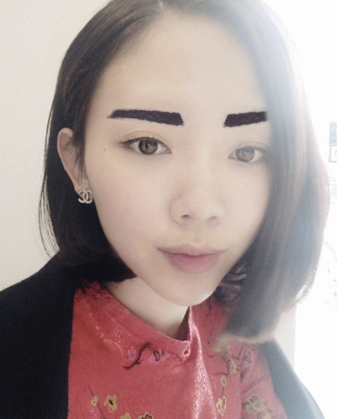 Khuôn mặt ca sỹ Tóc Tiên khá "thắm" so với thường ngày sau khi được ghép đôi lông mày ngang, tô đậm.