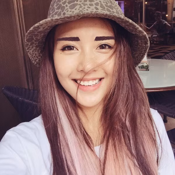 Hot girl Khả Ngân cô nàng kẹo ngọt luôn xinh đẹp dù sở hữu cặp lông mày như thế nào trên khuôn mặt.