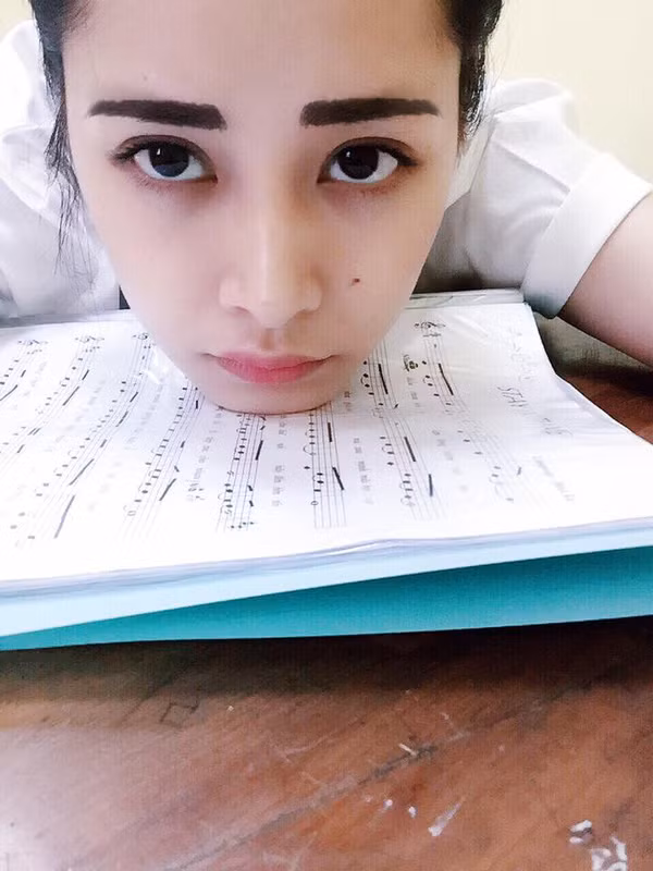 Cập nhật rất nhanh xu thế, Chi Pu vẫn không quên "tậu" cho mình cặp lông mày sâu róm.