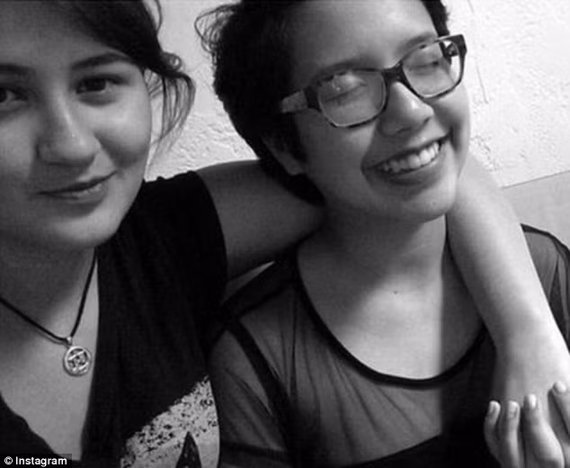 Được biết, May Kieu và Dorothy Dutiel là một cặp đôi đồng tính đã yêu nhau được hơn 2 năm. Cả hai đều là những nữ sinh được khá nhiều giáo viên, học sinh ở trường Independence, bang Arizona, Mỹ biết đến và yêu mến. Cặp đôi này cũng đã kỷ niệm tròn 2 năm yêu nhau cách đây vài tháng.