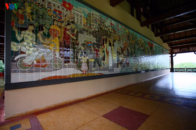 Bên ngoài đền, trên bức tường có bức tranh gốm lớn nhất Việt Nam, được hoàn thành tháng 8/2001. Nội dung tác phẩm ca ngợi lịch sử khai phá, xây dựng và bảo vệ vùng đất Sài Gòn – Gia Định từ xưa đến ngày đại thắng mùa xuân 1975. Tác phẩm do 11 hoạ sỹ - giảng viên trường Đại học Mỹ thuật TP Hồ Chí Minh thực hiện trong 4 năm.