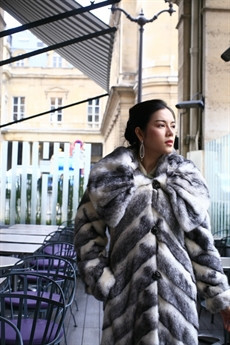 Là người công chúng, hình tượng để nhiều người hướng tới thì việc dùng thảm động vật, đầu thú rừng hay áo lông thú không biết thật hay giả có thể khiến nhiều người học theo. Như thế quả đáng lo ngại.