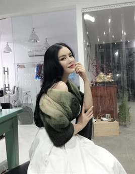 Không phủ nhận phong cách này giúp cô khoe vẻ sang trọng, quyền quý nhưng cũng khiến cô mất điểm.