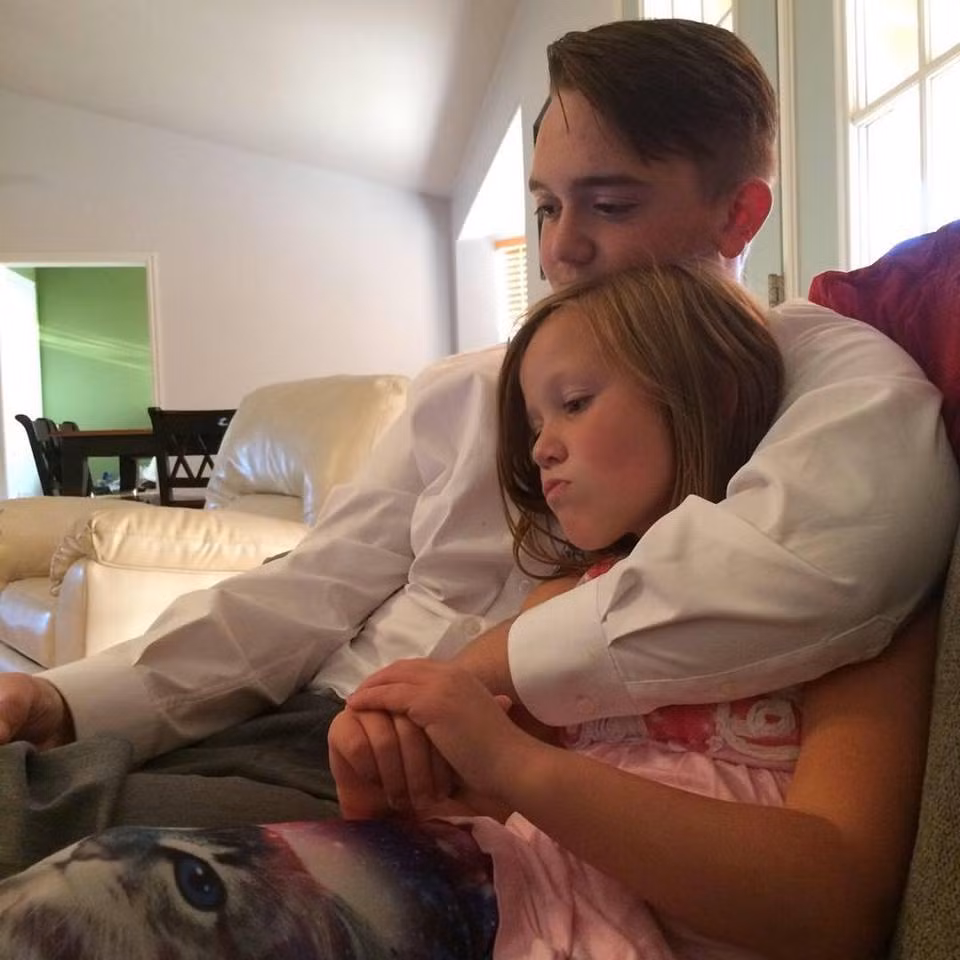 Được biết, Hayden Godfrey và Lilyan Sharp vốn là một cặp đôi học sinh khá nổi tiếng ở trường. Họ nhẹ nhàng và tỏ ra rất chung thủy. Lilyan Sharp là một học sinh khá giỏi, trong khi đó Hayden Godfrey lại là một chàng trai lãng mạn và giàu lòng nhân ái khi rất thường xuyên tham gia các hoạt động từ thiện.