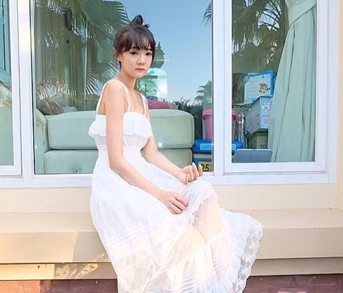 Váy trắng cũng mà trang phục vô cùng yêu thích của Ekaehla, bởi nó luôn tôn lên vẻ trong sáng, thuần khiết và trẻ thơ.