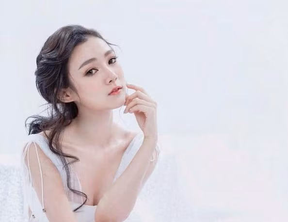 Ekaehla sở hữu làn da trắng mịn, đôi chân thon dài và khuôn mặt V- line thon gọn. Không những thế, cô hot girl búp bê này có phong cách thời trang vô cùng ấn tượng.