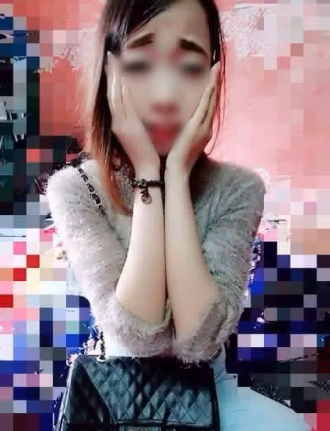 Trào lưu lông mày sâu róm được ra đời làm các hot girl Việt thích thú, tuy nhiên có những bạn nữ do kẻ quá tay nên mang đôi lông mày hơi "dữ" ra đường và hứng chịu vô số gạch đá của dân mạng.