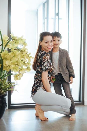 Hà Hồ trước đó cùng gia đình và con trai đón năm mới ở Hà Nội để tận hưởng cái lạnh của miền bắc.