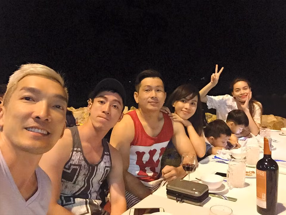 Dù có trải qua nhiều sóng gió trong năm vừa qua, Hà Hồ vẫn luôn tươi trẻ và yêu đời bên con trai để chào đón năm mới.