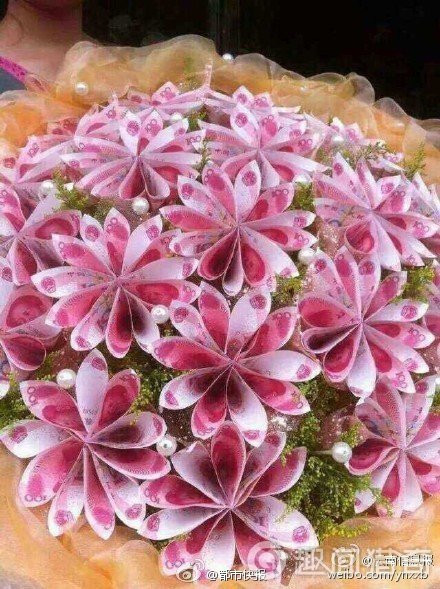 Ngoài ra, kiểu tặng hoa tiền này còn bị cho là đã cổ xúy cho thứ tình cảm coi trọng vật chất của một bộ phận thanh niên, giới trẻ hiện nay. Trong ngày Valentine, nhiều bạn trẻ cho rằng những bó hoa đơn giản, những lời chúc ngắn nhưng đầy ý nghĩa, chân thành vẫn là những món quà tuyệt vời nhất.