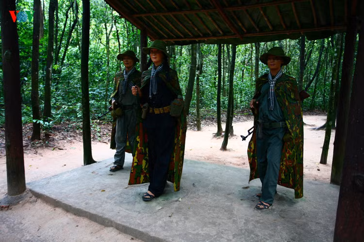 Địa đạo Củ Chi là một hệ thống phòng thủ nằm trong lòng đất ở huyện Củ Chi - ngoại thành TP Hồ Chí Minh, cách trung tâm thành phố 70km về phía Tây Bắc. Công trình này được thực hiện trong hai giai đoạn: Kháng chiến chống Pháp (1946-1948) và kháng chiến chống Mỹ (1961-1965). Đây là vùng ven Sài Gòn xưa, còn khá hoang vu với những cánh rừng rậm rạp.