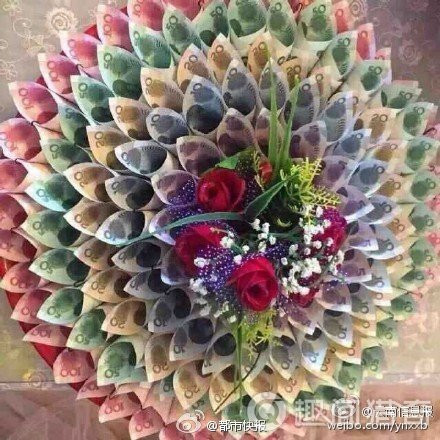 Dù khác thường nhưng phải công nhận rằng những bó hoa tiền rất đẹp mắt, cầu kỳ. Để tăng "màu mè", người làm hoa sẽ cắm thêm cả những bông hoa thật vào chính giữa.