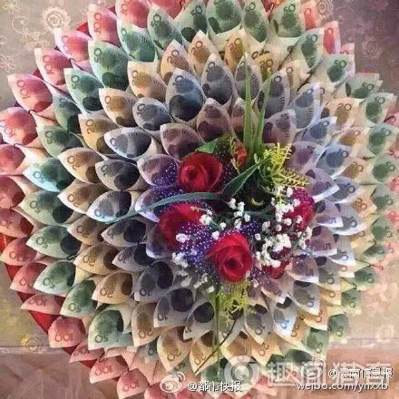 Dù khác thường nhưng phải công nhận rằng những bó hoa tiền rất đẹp mắt, cầu kỳ. Để tăng "màu mè", người làm hoa sẽ cắm thêm cả những bông hoa thật vào chính giữa.