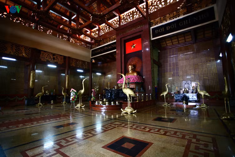 Trong đền, bàn thờ Tổ quốc được đặt chính giữa. Ở trên những bức tường là những phiến đá khắc tên những anh hùng liệt sỹ đã hy sinh. Có tất cả 44.752 tên anh hùng liệt sĩ được tạc tại gian chính điện cùng phối thờ (Trong đó có: 43.777 liệt sĩ, 11 vị lãnh đạo Đảng CSVN, 42 vị Anh hùng LLVT, 975 Bà mẹ VN Anh Hùng)."Số Liệu tính đến thời điểm: 14/12/2012".