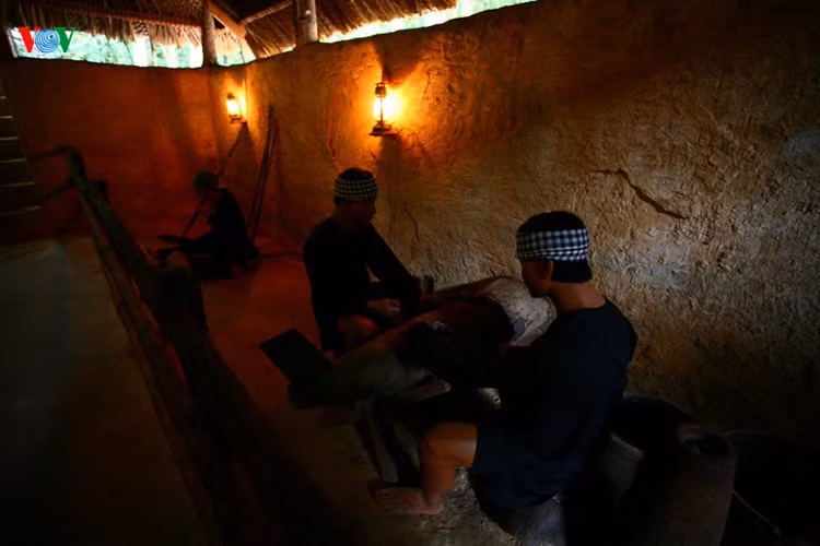 Xưởng quân khí chuyên sản xuất vũ khí chiến đấu. Vũ khí của quân và dân Củ Chi là cả các loại súng đạn hiện đại và các loại vũ khí thô sơ của chiến tranh du kích.