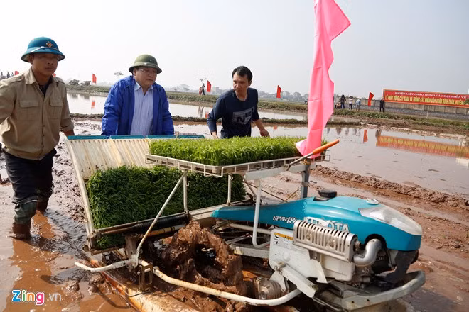 Sau đó, ông xắn quần xuống ruộng điều khiển máy cấy cùng người dân. Với thiết bị hiện đại này, một người có thể cấy xong một sào ruộng chỉ trong vòng 30 phút mà không tốn sức lao động.