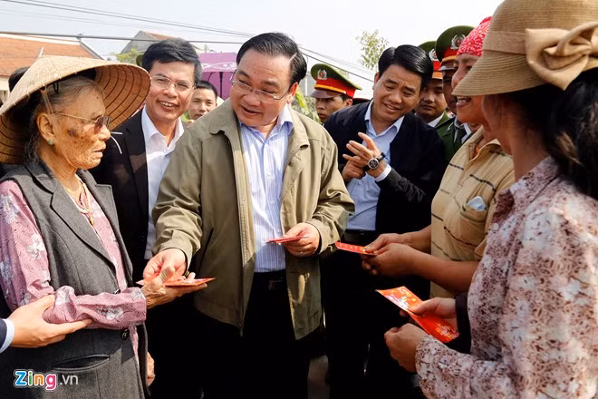 Người đứng đầu Đảng bộ thành phố Hà Nội mừng tuổi người dân. Chủ tịch UBND TP Hà Nội Nguyễn Đức Chung cũng tham gia các hoạt động này.