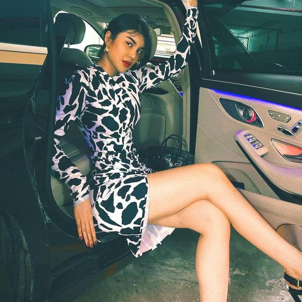 Lily Chen là rich kid từng có màn "đụng hàng" xe xịn với Ngọc Trinh hồi tháng 6 vừa qua.