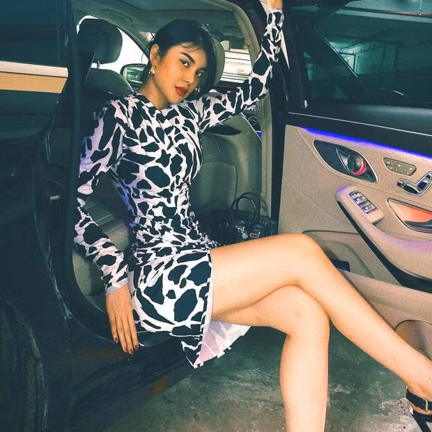 Lily Chen là rich kid từng có màn "đụng hàng" xe xịn với Ngọc Trinh hồi tháng 6 vừa qua.