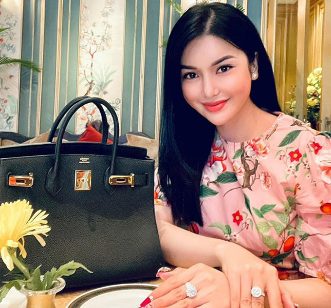 Đối với nhiều người, Lily Chen là cái tên khá lạ lẫm trong làng giải trí, cô có tên thật là Trần Kim Ngọc, sinh năm 1995 tại Tây Ninh.