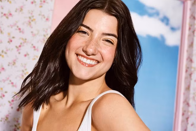 Sau hơn 1 năm nổi tiếng, nhan sắc của cô nàng thêm phần xinh đẹp và được các fan tấm tắc khen ngợi.