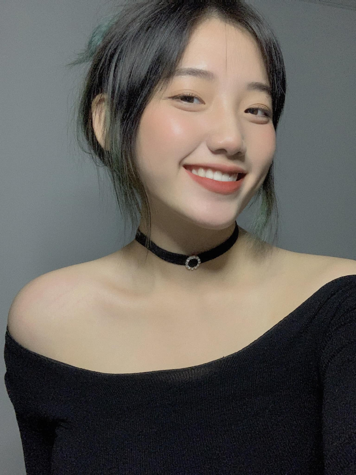 Trên trang cá nhân của mình, Hồng Hạnh thường xuyên đăng tải hình ảnh xinh đẹp của bản thân "đốn tim" người xem.