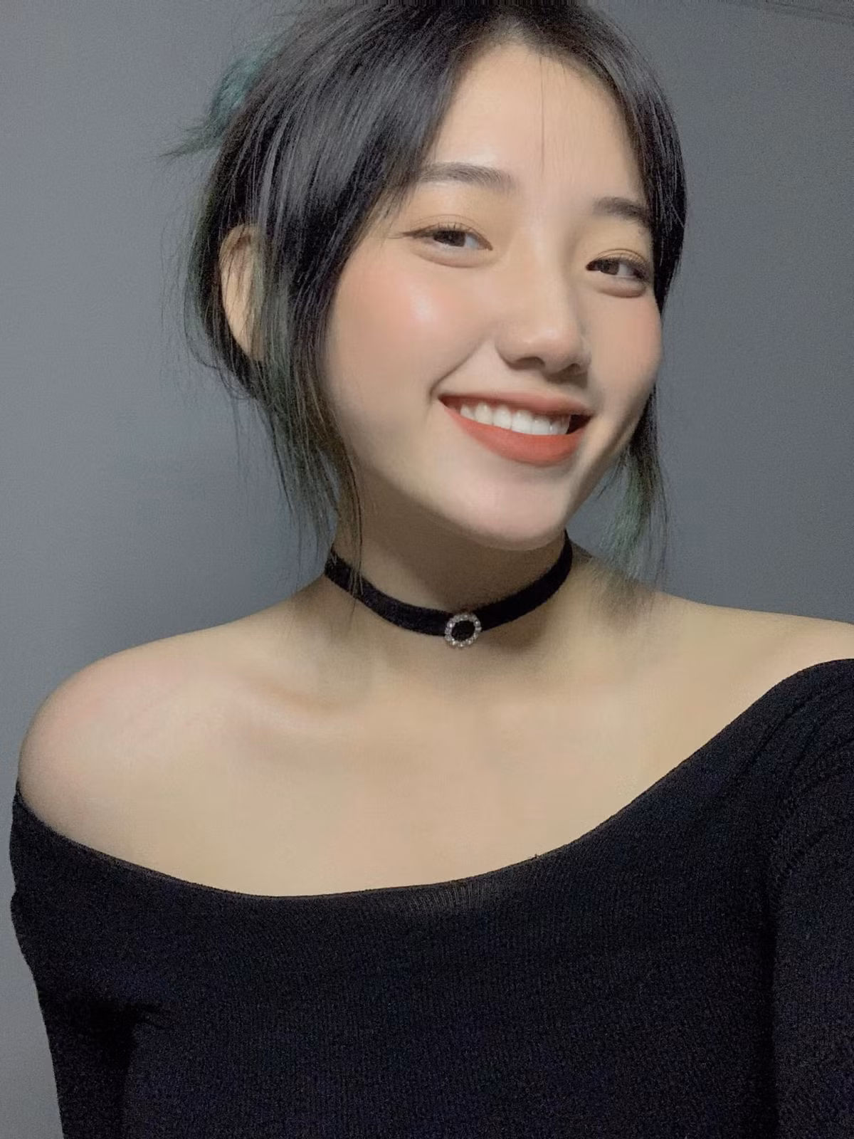 Trên trang cá nhân của mình, Hồng Hạnh thường xuyên đăng tải hình ảnh xinh đẹp của bản thân "đốn tim" người xem.