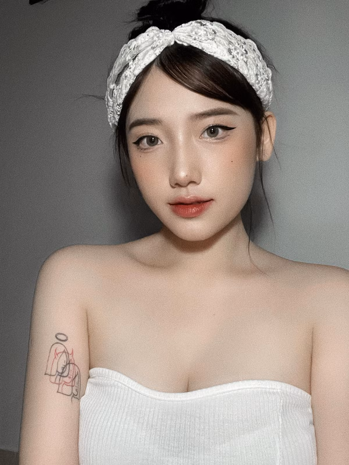 Được biết hiện tại, Hồng Hạnh đang là mẫu ảnh khá có tiếng ở Đà Nẵng. Cô nhận được sự quan tâm đặc biệt khi sở hữu vẻ bề ngoài xinh xắn, trong trẻo như kẹo ngọt.