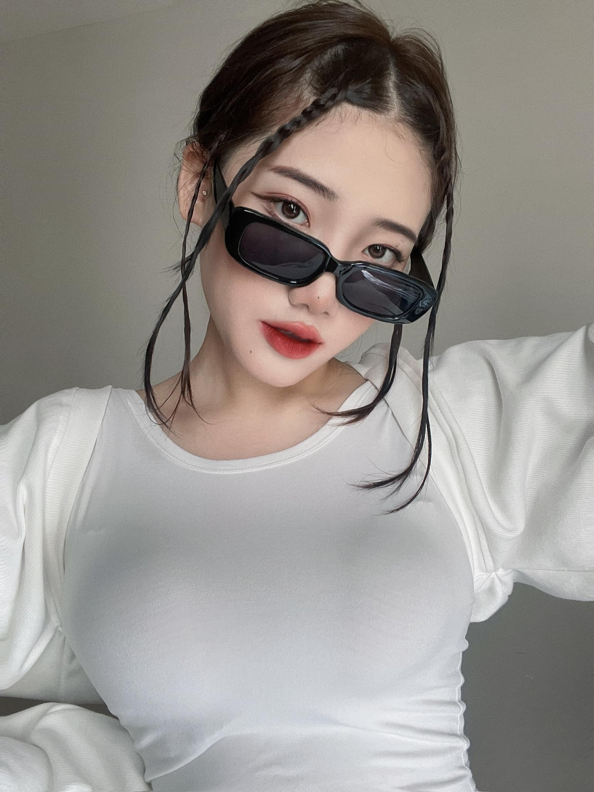 Hồng Hạnh vốn là hot girl mạng xã hội từ lâu, cô hiện đang sở hữu tài khoản Facebook với hơn 53 nghìn lượt theo dõi.