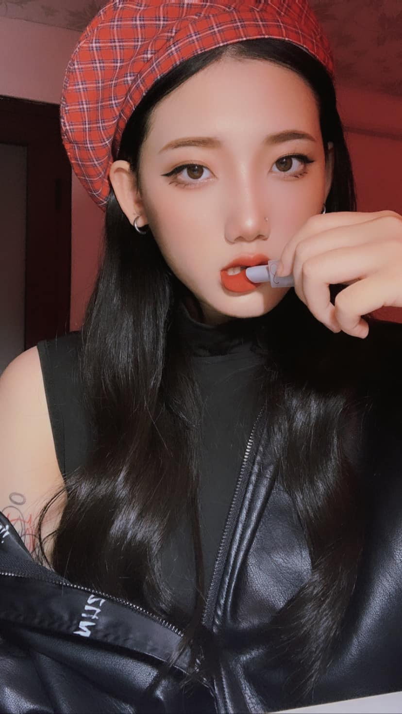 Nhờ nhan sắc trời ban, Hồng Hạnh cũng được rất nhiều những đơn vị mời làm người mẫu ảnh, đặc biệt là những nhãn hàng về thời trang dành cho tuổi teen.