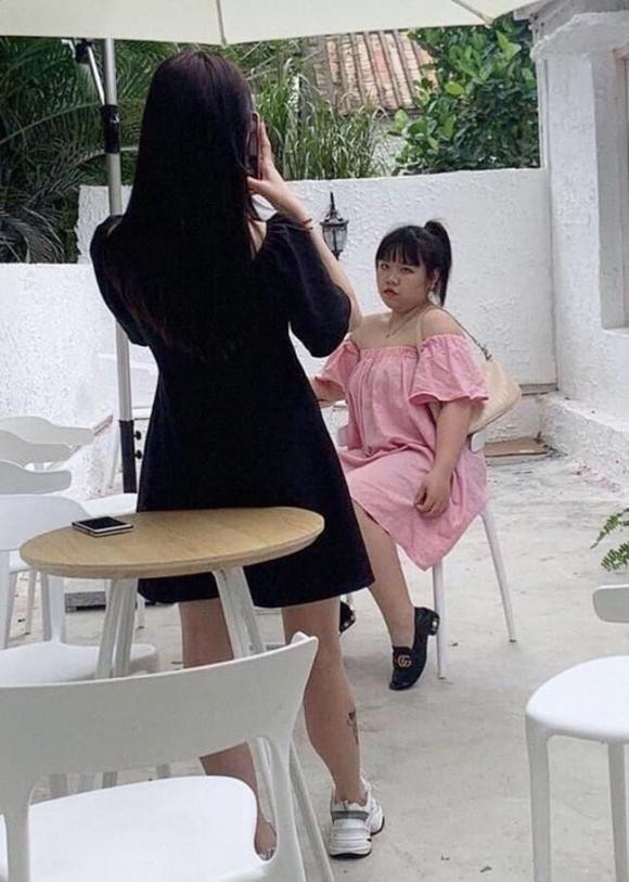 Không ít gái xinh đã khiến fan hâm mộ nhận "trái đắng" khi bất ngờ bị người qua đường phơi bày nhan sắc thực qua những bức ảnh chụp lén kém xinh, khác xa so với những bức ảnh ảo diệu được photoshop kỹ càng trên mạng.