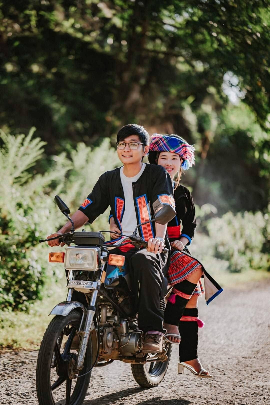 Chiếc váy cưới truyền thống cô gái mang được đặt may riêng của một người H'mông, có giá khoảng 4 triệu đồng. Chi phí để tổ chức đám cưới nay tất tần tật được cô dâu bật mí chỉ khoảng 30 triệu đồng. Ảnh: FBNV