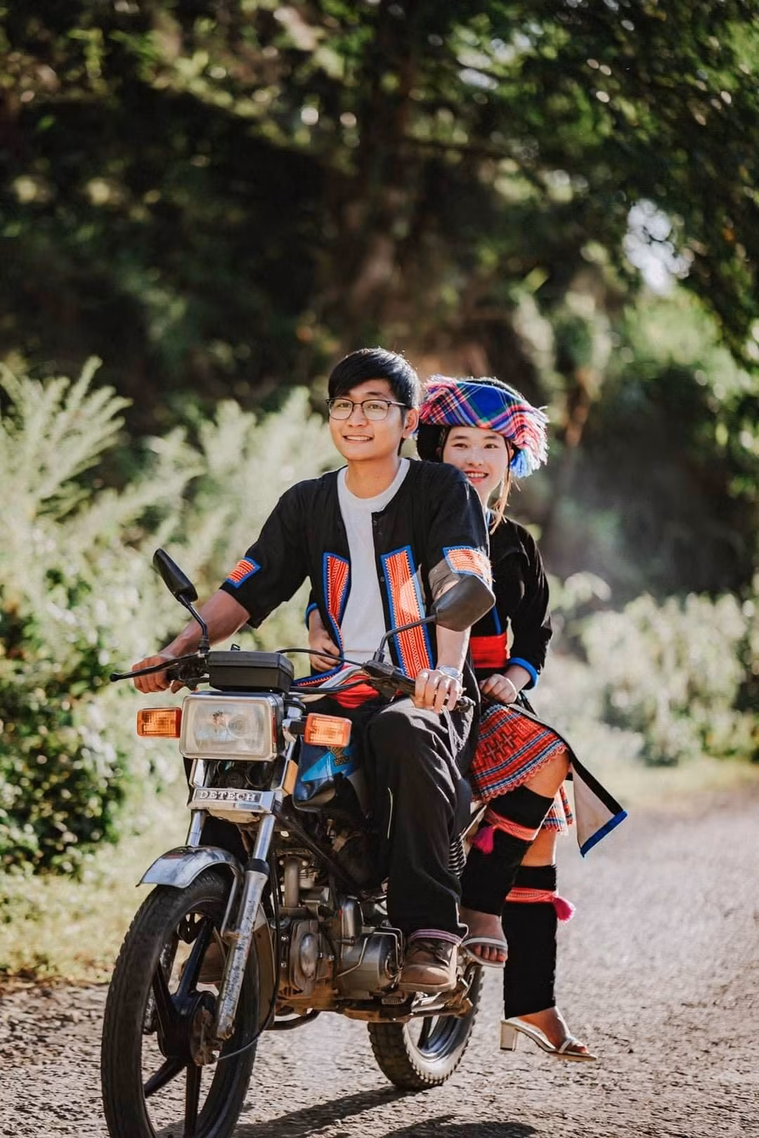 Chiếc váy cưới truyền thống cô gái mang được đặt may riêng của một người H'mông, có giá khoảng 4 triệu đồng. Chi phí để tổ chức đám cưới nay tất tần tật được cô dâu bật mí chỉ khoảng 30 triệu đồng. Ảnh: FBNV